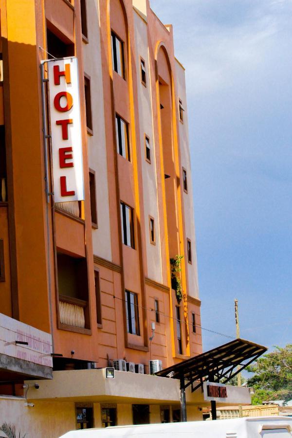Prinias Hotel 키수무 외부 사진